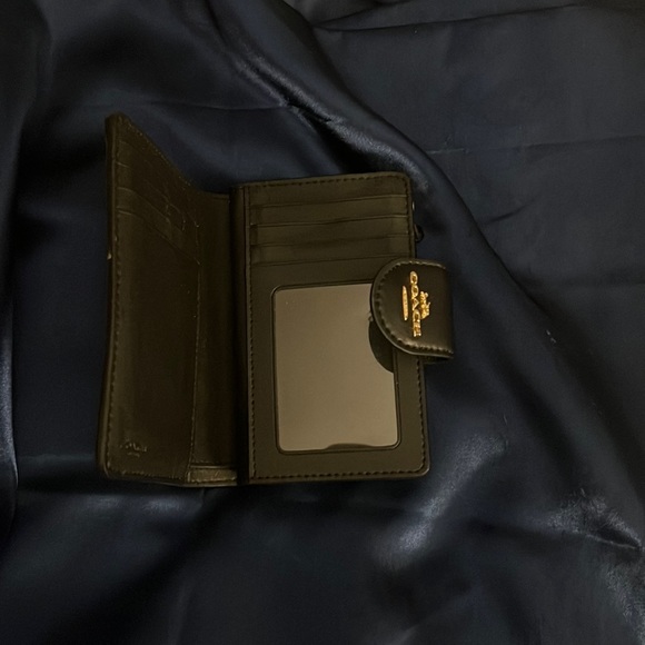 Medium Corner Zip Wallet In Signature Canvas - Picture 2 of 4